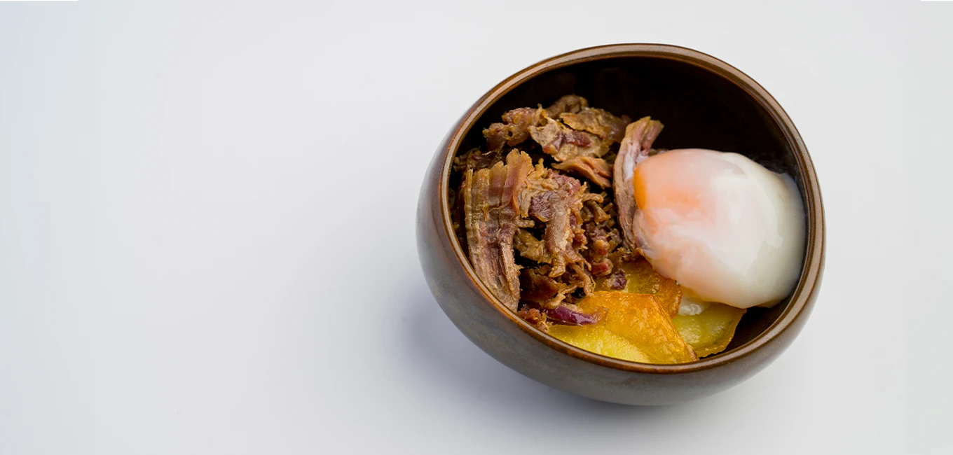 Cazuelita de desmigado de confit de pato con patata panadera y huevo a baja temperatura