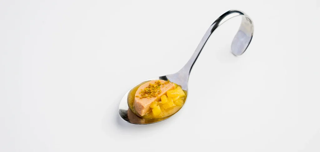 Cucharita de bloc de foie gras, mango y polvo de pistacho