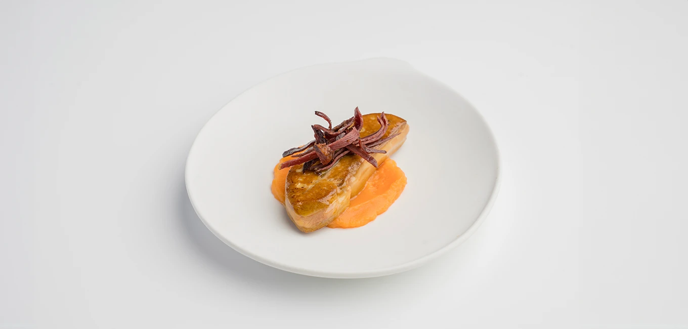 Foie a la plancha sobre puré de boniato y crujiente de jamón