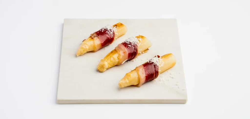 Rollito de jamón de pato, espárrago blanco y queso curado