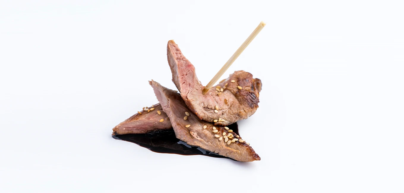 Solomillo de pato salteado con salsa teriyaki y sésamo