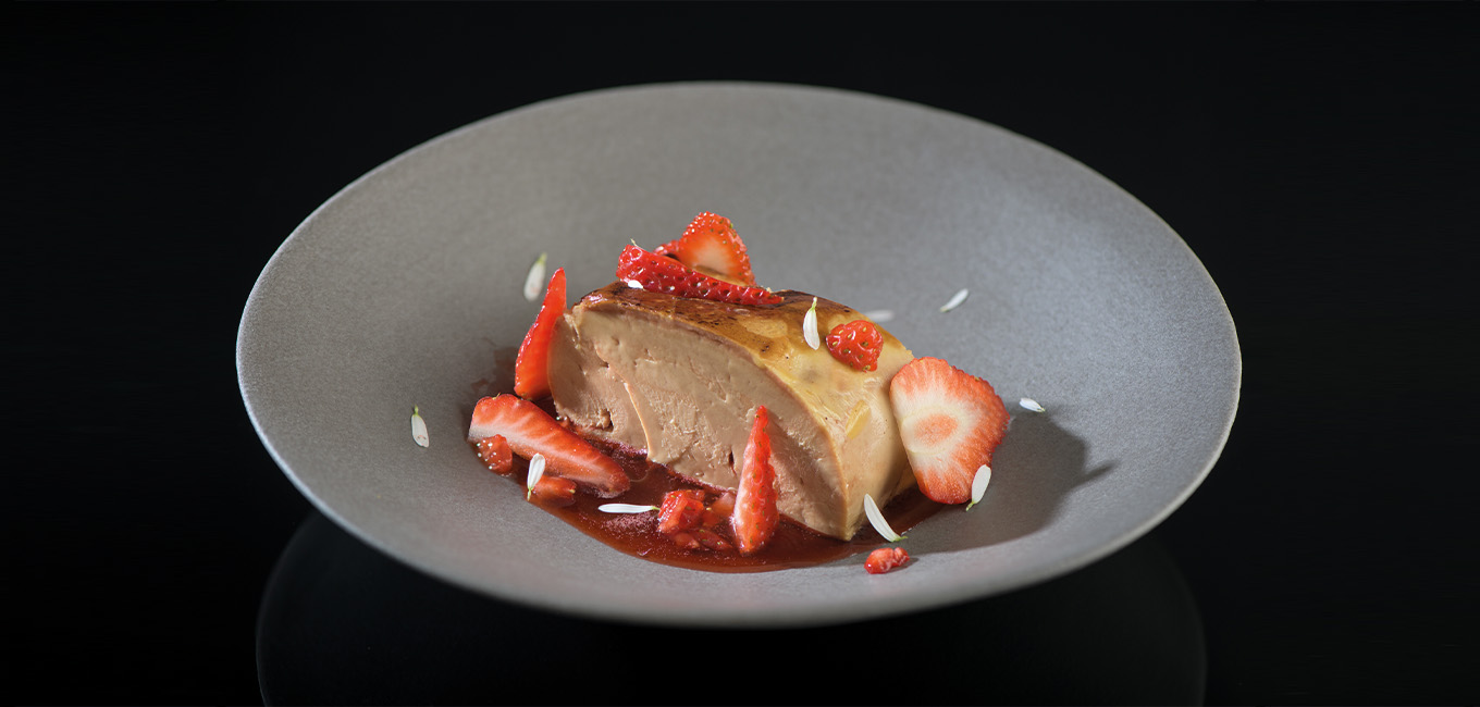 Foie gras pochado en escabeche de fresas