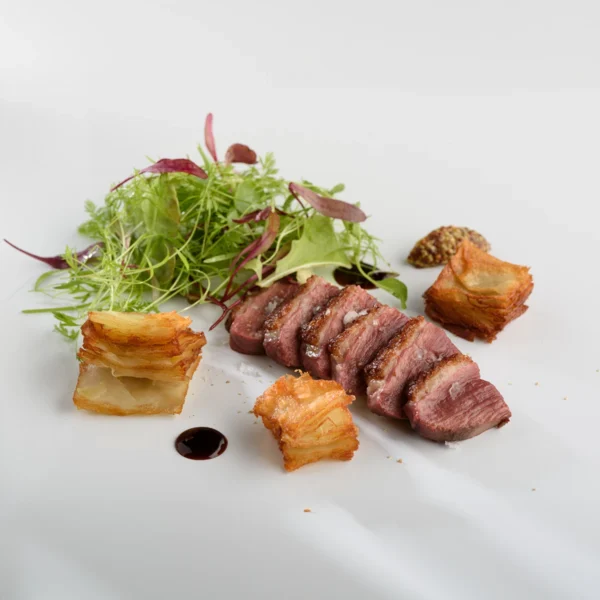 Magret de pato Martiko corte tataki con milhojas de patata y brotes