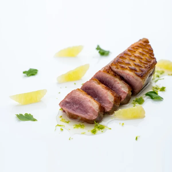 Magret de pato Martiko corte tataki con vinagreta de cilantro y lima