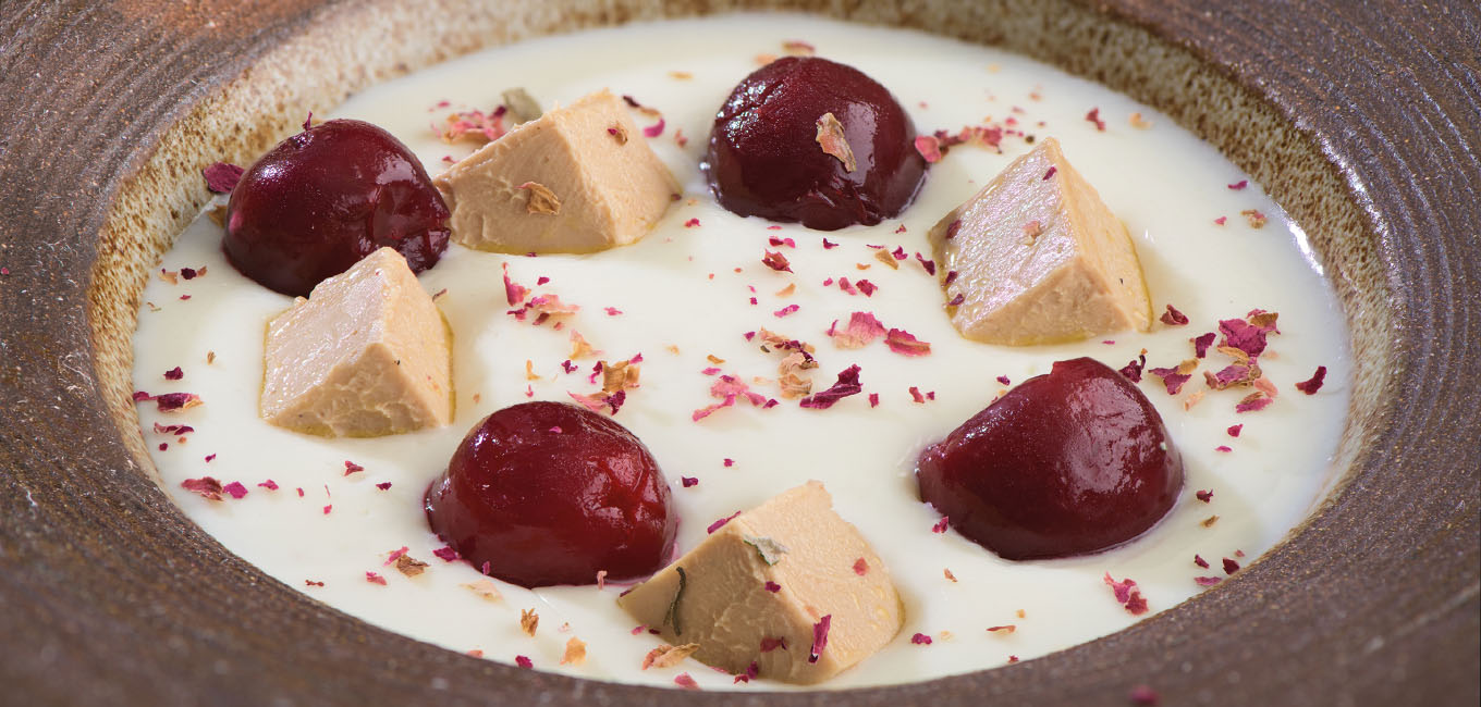 Dados de bloc de foie gras de pato Martiko sobre ajoblanco con cerezas
