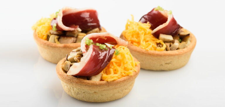 Quiche de foie, hongos y jamón de pato con huevo hilado