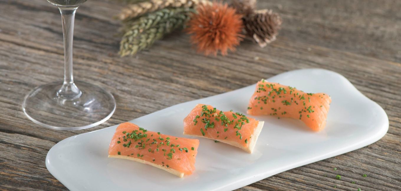 Salmón ahumado premium Martiko sobre pan soplado relleno de queso