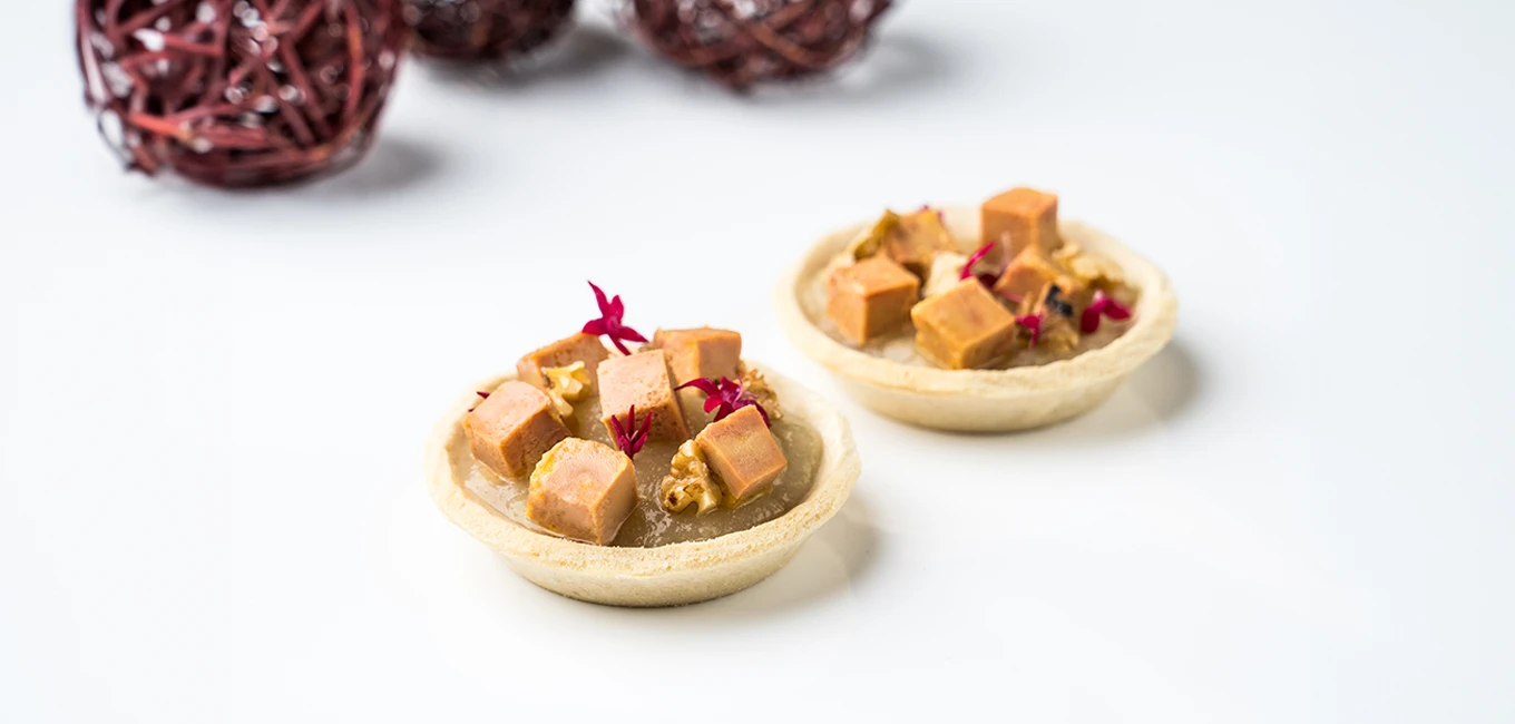 Tartaleta de foie gras mi cuit con peras y nueces