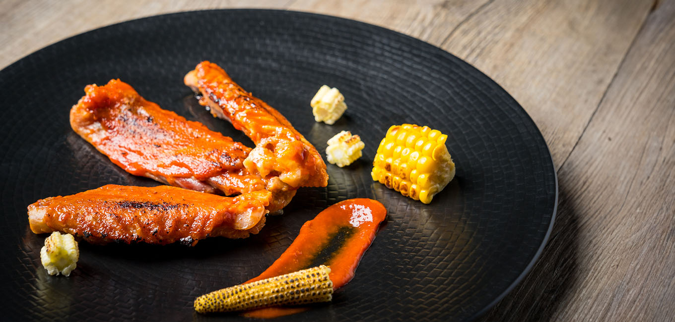 Alas de pato con salsa barbacoa y mazorcas de maíz