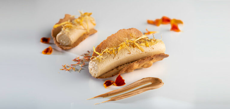 Cannoli de foie gras de pato mi cuit con queso crema y pistachos