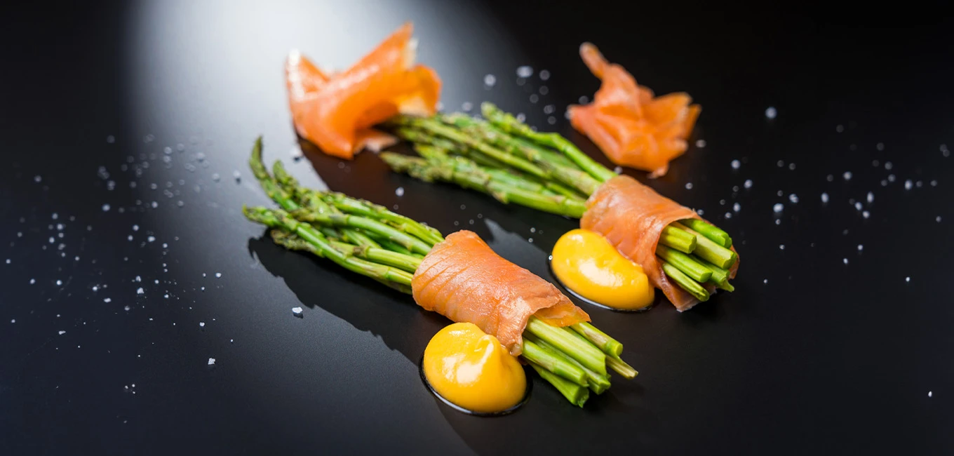 Espárragos trigueros con trucha ahumada Martiko y salsa holandesa