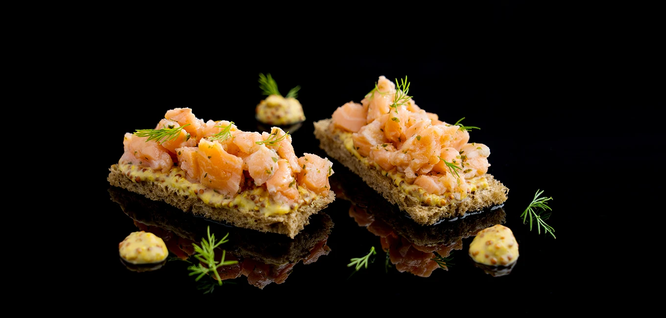 Salmón macerado Martiko con salsa de mostaza y eneldo sobre tostada de centeno