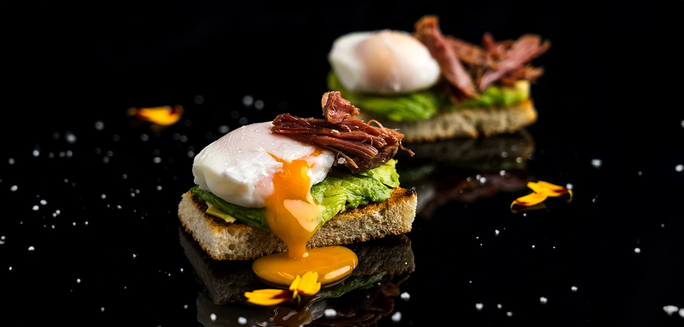 Tostadas de carne desmigada de pato Martiko con huevo poché y aguacate