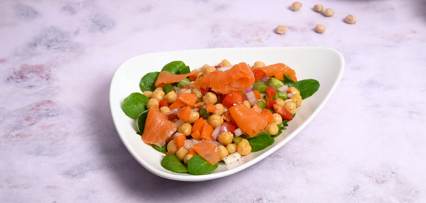 Ensalada de garbanzos con vinagreta de tomate y Trucha Ahumada del Pirineo Martiko