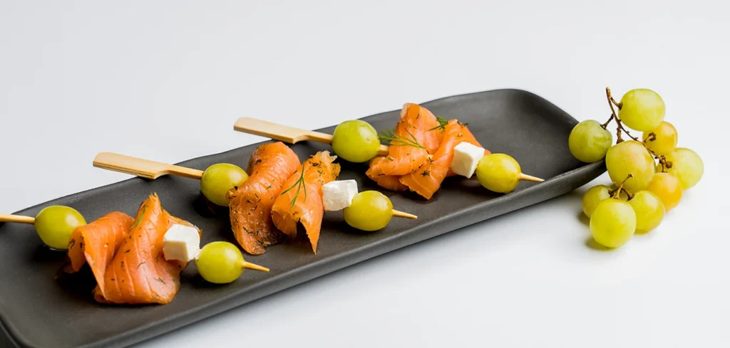 Brocheta de salmón marinado, uvas y queso