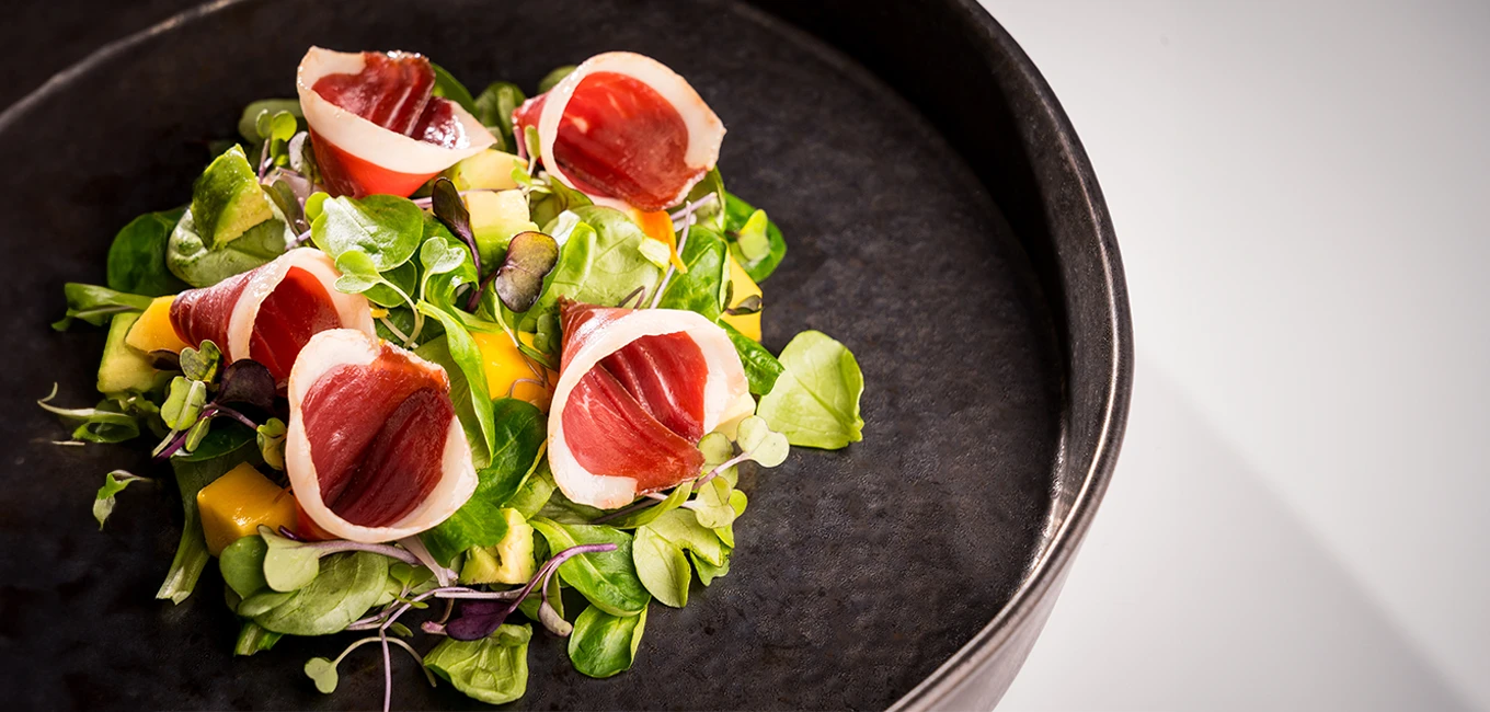 Ensalada de jamón de pato, mango, aguacate y cebollitas encurtidas