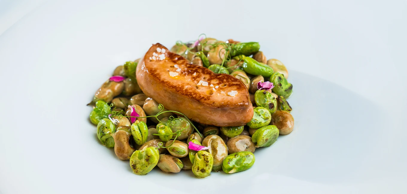Habas frescas salteadas con foie a la plancha