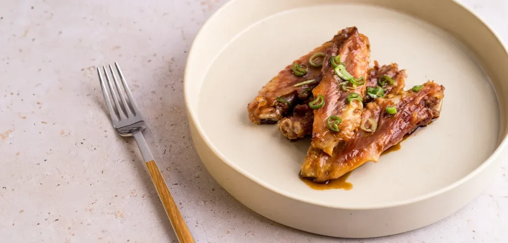 Alitas de pato confitadas al estilo yakitori