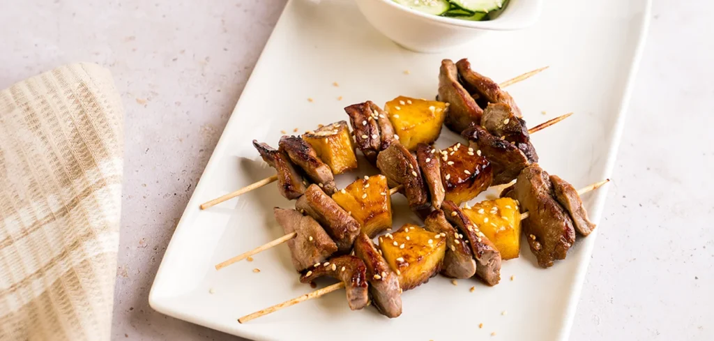 Brochetas de solomillo de pato con piña