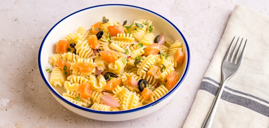 Ensalada de pasta con dados de salmón ahumado