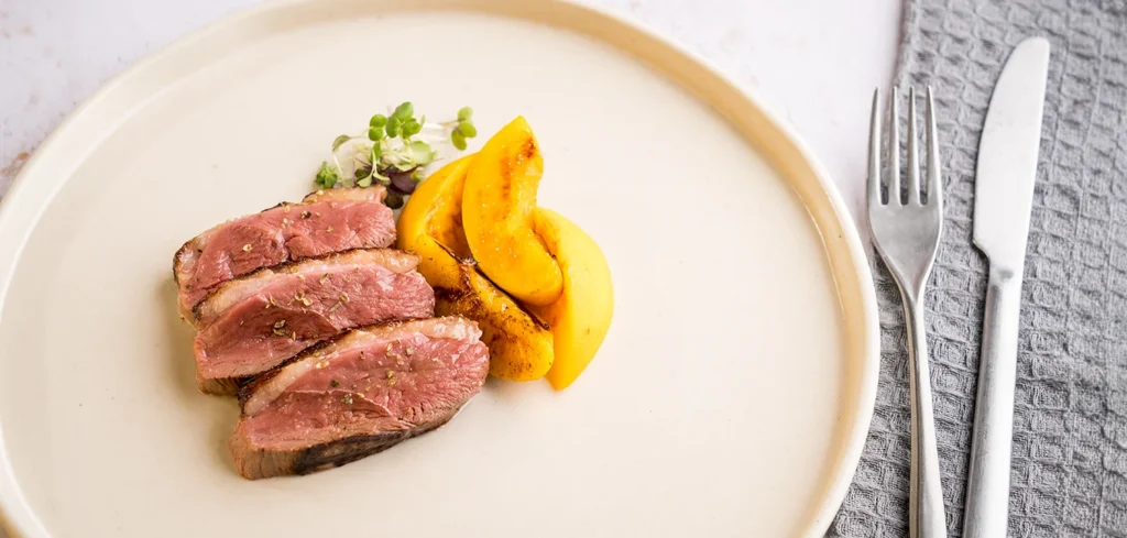 Magret de pato Martiko estilo mediterráneo con melocotón a la plancha