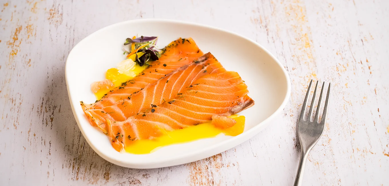 Tiradito de salmón ahumado con cítricos