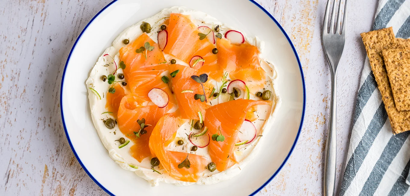Untable de queso crema con salmón ahumado y guarniciones