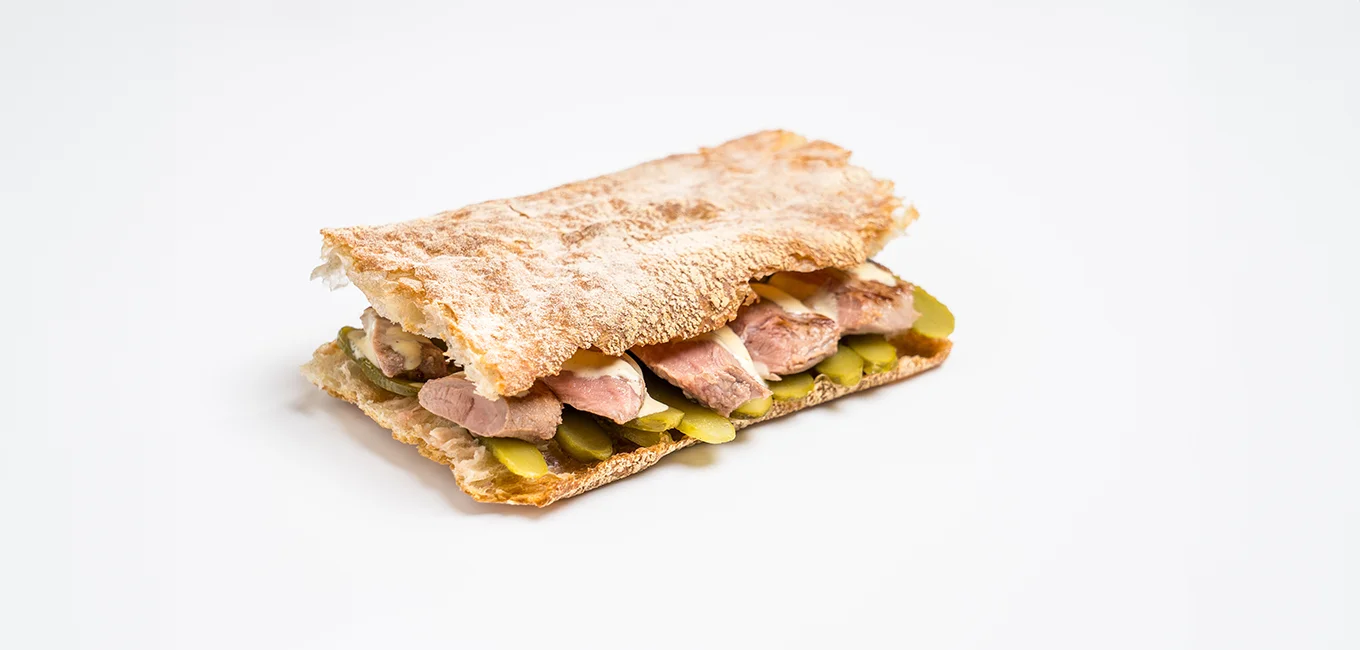 Sandwich de solomillo de pato Martiko con mostaza y pepinillos