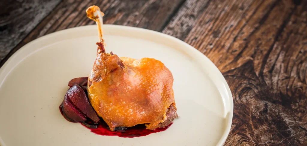 Confit de pato Martiko con peras al vino y salsa de arándanos