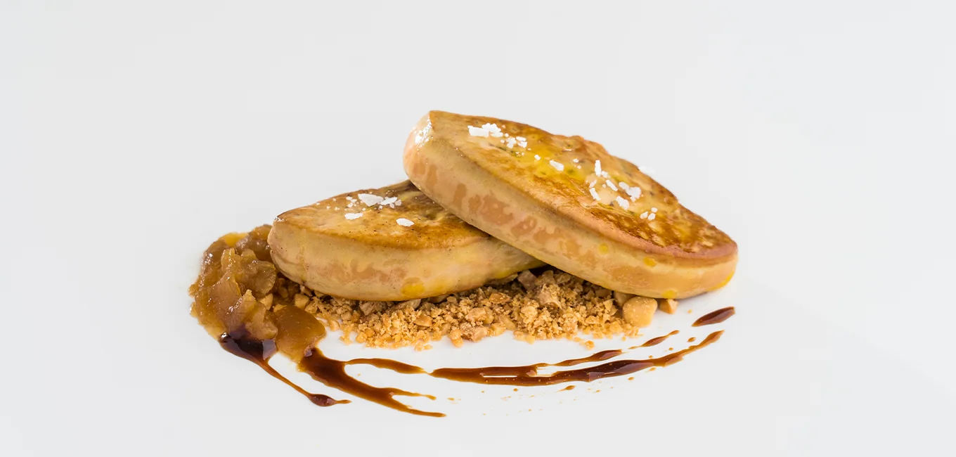 Foie fresco Martiko a la plancha con crumble de avellanas, cebolla caramelizada y reducción de Oporto