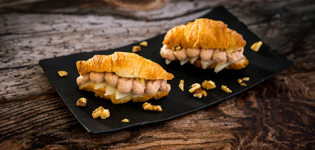Mini croissant tostado con paté Martiko, pera en láminas y nuez