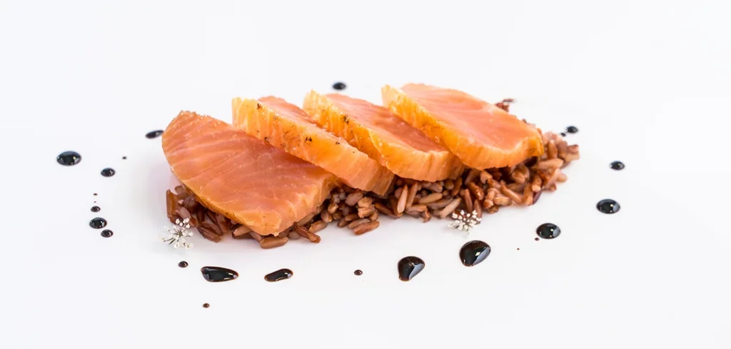 Solomillo de salmón ahumado Martiko, marinado con miso y sésamo sobre arroz salvaje