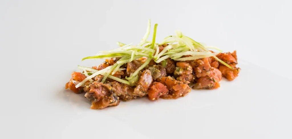 Tartar de salmón ahumado Martiko con manzana verde, apio y aliño de mostaza antigua al cava